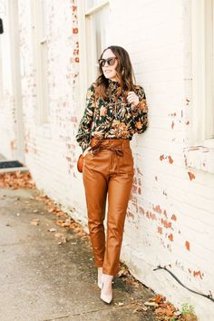 Paperbag Hose, Paris Shoes, Brown Leather Pants, Fall Workwear, Chloe Sunglasses, Leather Pants Outfit, Fall Fashion Trends Women, Fall Items, Looks Black