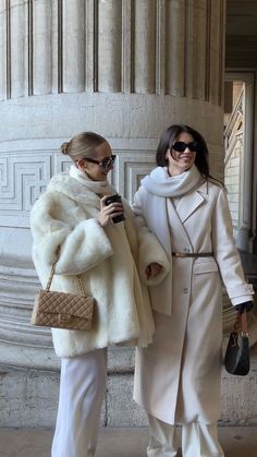 White Coat Outfit Classy, Friends Winter Outfits, Elegant Outfit Winter, Winter Elegant Outfit, Elegant Friends, Elegant Winter Outfits, White Coat Outfit, Old Money Winter