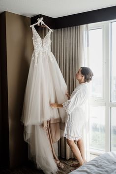 bride getting ready Bride Robe Pictures, Wedding Bridal Getting Ready, Wedding Bride Getting Ready Photo Ideas, Hotel Bride Photos, Wedding Getting Ready Ideas, Bride Get Ready Outfit, Getting Ready Wedding Photos Bride, Getting Ready Poses