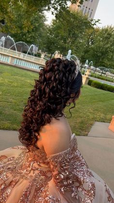 Hairstyles Soft Curls, Dama Hairstyles Quinceanera, Sweet 16 Hairstyles, Rose Gold Quinceanera, Quinceanera Pink, Hairstyles With Crown, Pink Quince, Quince Hairstyles With Crown, Quinceanera Hairstyles