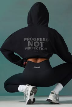 Ideal for styling over your favorite athleisure sets, the Progress cropped sweatshirt is a fun and versatile staple. Gym Ootd, Gym Sweatshirt, Gym Crop Top, Estilo Fitness, Fashion Leggings, Yoga Workout, Cropped Sweatshirt, Crop Sweatshirt, Gym Wear