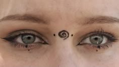 Face Paint Eyeliner, Cool Eyeliner Makeup, Spiral Eye Tattoo, Spiral Eye Makeup, Hippy Makeup Looks, Spiral Eyeliner, Hippie Eye Makeup, Hippie Eyeliner, Third Eye Makeup