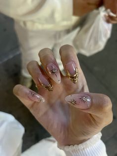 possibly my favourite set yet - golden chrome powder w/ 3D design + gems White And Gold Nails Short Square, Gold 3d Chrome Nails, White Marble Nails With Gold Flakes, 3d Gold Nails, Almond Gold Nails, Gold Drip Nails, Gold Nails Aesthetic, Golden Christmas Nails, Gold Acrylic Nail Designs