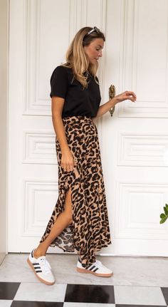 Casual Midi Skirt Outfit Summer, Animal Print Skirt Outfit Summer, Leo Rock Outfit, 30s Womens Fashion, Animal Print Skirt Outfit, Leopard Midi Skirt Outfit, Leather Pencil Skirt Outfit, Leopard Print Skirt Outfit, Leopard Skirt Outfit