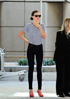 Miranda Kerr. Pop Shoes, Miranda Kerr Style, Statement Shoes, Weekend Outfits, Red Flats, Red Pumps, Mode Casual, New Rock, Red Heels