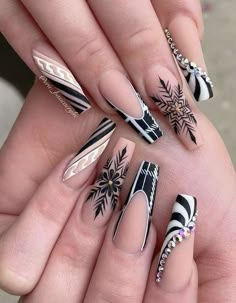 nail art Nail Noel, Nails Xmas, Black And White Nail Art, Nail Art Noel, New Years Nails, Elegant Nail, Fancy Nails Designs