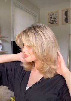 Short Hair With Movement, Hairstyles For Long Necks, Women’s Layered Hairstyles, Cute Haircuts For Blondes, 60s Layers Hair, Olivia Hatcher Hair, Mis Length Haircut, 90s Hair Bob, Avery Woods Hair