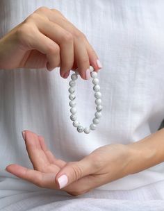 Howlite is a stone of awareness. It can help you to remain calm and centered in times of stress or chaos. Howlite also aids in the development of patience, tolerance, and understanding. Wearing a howlite bracelet can help you to stay connected to the peace and tranquility that resides within you. Bracelet Business Photoshoot, Stone Jewelry Photography, Beads Bracelet Photography, Bracelet Shoot Ideas, Hand Bracelet Photography, Bracelet Lifestyle Photography, Bracelets Photoshoot, Bracelet Pictures Ideas, Crystal Bracelet Photography