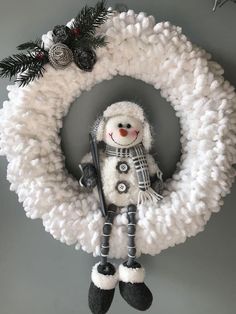 Winter Wreath Diy Simple, Loop Yarn Snowman, Snowman Wreath With Loop Yarn, Yarn Wreaths Christmas, Loopy Yarn Wreath, Wreaths With Lights, Diy Natal, Winter Wreath Diy