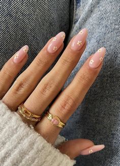 30+ Pink & White Nail Designs You'll Want to Copy - Days Inspired Anc Nails, Pink White Nails, May Nails, Daisy Nails, Summery Nails, White Nail Designs, Neutral Nails, Floral Nails, Flower Nails