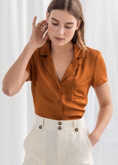 Party Blouses, Proper Attire, Jeanne Damas, Trouser Outfits, Summer Work Outfits, Orange Shirt, Satin Shirt, Moda Vintage