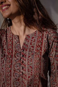 Printed Sleeves Design For Kurtis, Neck Design For Cotton Suits, Kurti Neck Ideas, Indian Print Tops, Block Print Kurti Designs Latest, Kalamkari Churidar Designs, Block Print Kurti Designs Cotton, Printed Kurta Neck Design Cotton, Cotton Dress Pattern Indian Neck