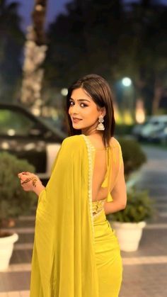 Pose In Sarees, Modern Saree Poses, Actors In Saree, Creative Blouse Designs, Saree Post Ideas, Saree Look Pose, Back Saree Poses, Poses On Saree Traditional, Best Saree Poses