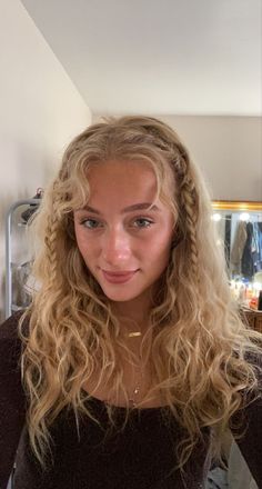 Beachy Hairstyles Medium, Curly Blonde Hair Styles, Layered Curly Blonde Hair, Naturally Wavy Hair Hairstyles, Long Curly Blonde Hairstyles, Layers Medium Curly Hair, Beachy Braid Hairstyles, Braids In Wavy Hair, Blonde Curly Hair Hairstyles