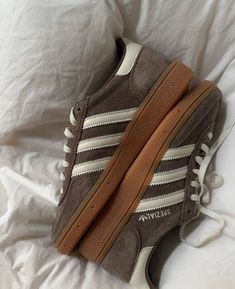 Shoes Spezial Adidas, Cool Girl Shoes, Fall Shoes Aesthetic, Autumn Shoes 2024, Elegant Shoes Classy, Fall 2024 Shoes, School Shoes Aesthetic, Shoes Aesthetic Sneakers, Fall Shoes 2024