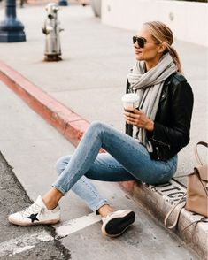 Style Année 80, Goose Clothes, Fall Fashion Coats, Looks Jeans, Goose Sneakers, Winter Closet, Amy Jackson, Date Outfit Casual, Fashion Jackson