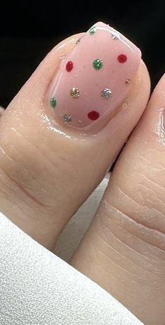 Polka Dot Nails Christmas, Christmas Coloured Nails, Christmas Dot Nail Art, Pokadot Nails Christmas, Easy Christmas French Tip Nails, Super Simple Christmas Nails, Simple Easy Nail Designs For Beginners Christmas, Natural Nails Manicure Christmas, Simple Nails For December