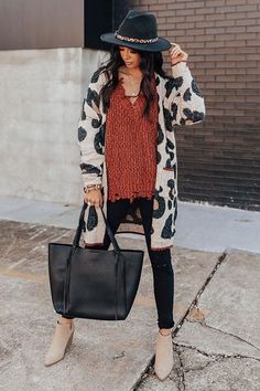 Print Cardigan Outfit, Brown Boots Outfit, Hat Outfits, Black And White Leopard Print, Black And White Leopard, White Crochet Top, White Leopard Print, Cardigan Outfit, Boho Outfit