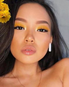 Yellow Eye Makeup, Mekap Mata, Round Face Makeup, Yellow Makeup, Yellow Eyeshadow, Creative Eye Makeup