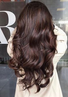 Bitterschokoladenbraun oder doch lieber Lila? Das sind die fünf wichtigsten Haarfarben-Trends 2020 Coco Brown Hair, Mocha Brown Balayage, Mocha Brown Hair, Pelo Chocolate, Fall Hair Color Trends, Chocolate Brown Hair