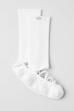 A studio class essential, this crew-length barre sock features cushioned soles with no-slip silicone grips, elastic cross-strap details and ribbed ankle cuffs. Ideal for studio Grippy crew sock w/ cross straps Cushioned soles Eco Friendly Socks, Cute Pilates Socks, Barre Clothes, Socks Ideas, Christmas Presents For Women, Grippy Socks, Pretty Socks, Pilates Socks, Ballet Core