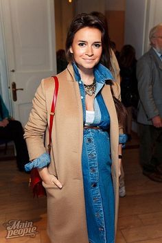 Love Miroslava Duma's denim shirt dress paired with the camel jacket Bump Style Spring, Maternity Clothes Fashionable, Baby Bump Style, Maternity Chic, Miroslava Duma, Pregnant Celebrities, Stylish Maternity Outfits, Pregnancy Looks, Stylish Mom