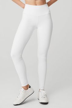 An on-trend high waistline on our classic Airbrush legging. Spotted on basically every it-girl, the High-Waist Airbrush Legging has an on-trend rise and all the best assets of the classic version, like no side seams and a yogi-tested fit that lifts and sculpts. Sculpts, smooths & lifts! No side seams & flat-locked seams for extra comfort Designed & uniquely fit to flatter every size Wear-tested by our in-house team for the perfect fit Exercise Bras, Cute High School Outfits, Run Forrest Run, Gym Bunny, Meeting Outfit, Trip To California, Ball Room, Summer Fashion Ideas, Outfit Gym