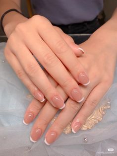 Neutral Chic Nails, Elegant Nail Art Designs Classy, Minimal Nail Art Simple, Soft Gel Nails Design, Nail Art Simple Elegant Classy, Nail Art Simple Elegant, Nailart Simple, Minimal Nails Art, Hello Nails