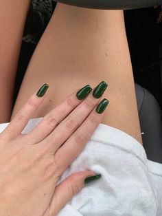 Acrylic Nails Minimalist, Stylish Nails Short, Short Nails Green, Nails Short Acrylic, Nails Edgy, Nails Minimalist, Edgy Nails, Short Acrylic, Oval Nails