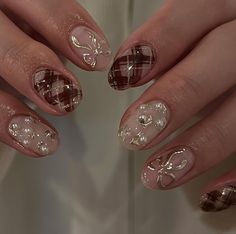 christmas nails souli_yae Vintage Christmas Nails, Winter Solstice Nails, Snowflake Nail, Christmas Image, Pretty Gel Nails, Snowflake Nails, Xmas Nails, Nail Art Inspiration, Winter Nails