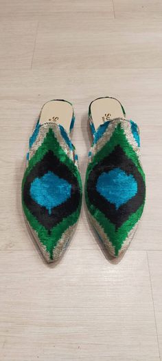 Silk slippers made entirely of handcrafted silk woven ikat fabric.all numbers available.made with first class products.silk ikat made of loom weaving is used. Silk Slippers, Handmade Slippers, Shoes Unique, Silk Ikat, Ikat Fabric, Many Shoes, Loom Weaving, Boho Stil, Shoe Style