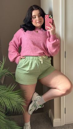 Green Outfit Summer, Gingham Shorts Outfit, Pink And Green Outfit, Midsize Summer Outfit, New Balance 530 Trainers, Chubby Outfit Ideas, Outfit Midsize, Midsize Summer, Curvy Casual Outfits