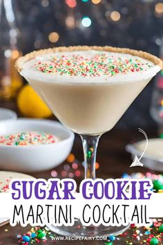 Get into the holiday spirit with this sugar cookie martini. With vanilla vodka, Irish cream, and a sweet rim, this cocktail is perfect for festive gatherings and tastes like your favorite holiday treat in drink form. Sugar Cookie Martini Recipe, Sugar Cookie Martini, Cookie Martini, Cookie Delight, Sweet Martini, Holiday Martinis, Festive Holiday Drinks, Cocktail Experience, Christmas Martini