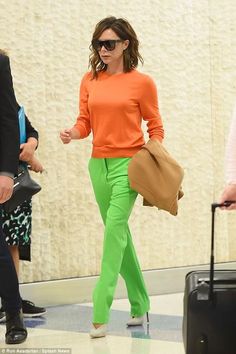 11 Looks da Victoria Beckham de calça colorida Por Aí Victoria Beckham Outfits, Victoria Beckham Style, Colour Combinations Fashion, Orange Outfit, Orange Blouse, Green Pants, Colourful Outfits