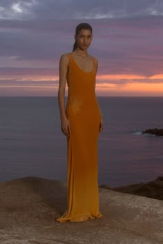 A delicate mid-rise maxi skirt, designed from luxurious silk crepe in Terracotta Ombré. Sitting at the hips, it is a floor-grazing, soft silhouette with a bias cut that falls in line with the body. Style with the Biarritz Top for summer evening wear. Formal Beach Wedding Guest Dress, Mediterranean Clothing Style, Resort Chic Attire, Flamboyant Natural Outfit, Summer Evening Wear, Colombian Style, Sunset Fashion, Goddess Maxi Dress, Soft Skirt