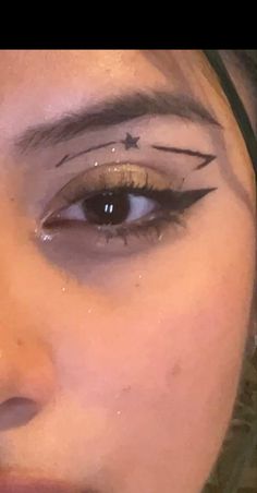 Bow Eyeliner, Moon Eyeliner, Easy Graphic Eyeliner, Easy Graphic Liner, Cool Eyeliner, Different Eyeliner, Star Eyeliner, Hippie Makeup, Easy Eyeliner