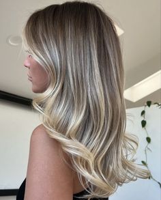 Balayage Blonde Short, Natural Brown Balayage, Dimensional Brunette Balayage, Bangs And Curls, Partial Blonde Highlights, Long Bob Brunette, Haircuts With Highlights, Cool Toned Blonde Hair