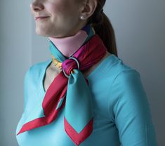 Un pañuelo o foulard con un accesorio te permite más juego. Tenlo en cuenta. #consejo #truco #foulard Scarf Jewelry Not On The High Street, How To Use A Scarf Ring, Scarf Ring How To Use A, Tie Silk Scarf Around Neck, Twillyscarf Bracelets, Spring Tie-neck Scarves With Ties