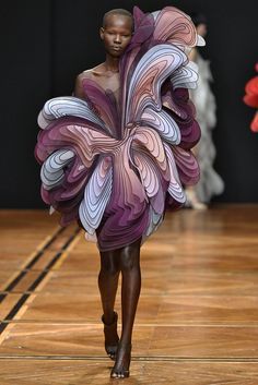 Iris Van Herpen Couture, 2019 Couture, Fashion Fails, Iris Van Herpen, Art Costume, Spring Couture, Bridal Fashion Week, Cat Walk