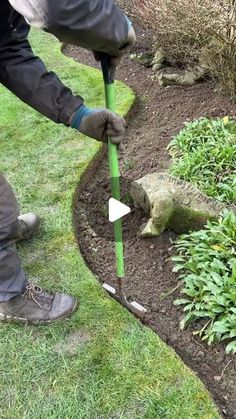 Alexander’s gardening on Instagram: "Love a deep & defined looking lawn edge 👌🏼🤩 🌱  #lawnedging #lawnedges #edges #lawncare #lawnmaintenance #gardener #therapeutic #calm #winter #gardeninguk #instagarden #satisfying #gardenservices #surrey" Garden Lawn Edging, Lawn Borders, Front Lawn Landscaping, Flower Bed Edging, Front Yard Plants, Side Yard Landscaping, Flower Bed Designs, Landscaping Simple