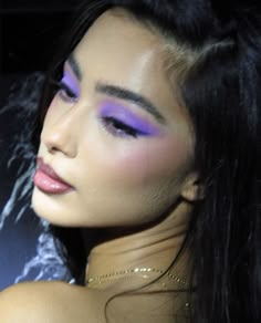 Red And Purple Eyeshadow, 90s Purple Makeup, 1989 Makeup, 90s Makeup Blue Eyeshadow, Y2k Makeup Blue Eyeshadow, Purple Eyeshadow Euphoria, Y2k Purple Eyeshadow, Purple Makeup, Ethereal Makeup