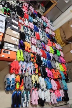 #chuteiras #futebol #football Soccer Lessons, Football Things, Cool Football Boots, Soccer Stuff, Nike Cleats, Soccer Memes, Futsal Shoes