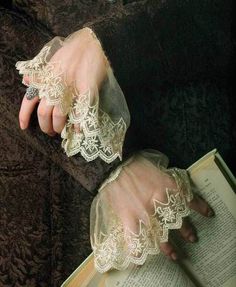 ivycorrea: “IvyCorrêa. ” Gaun Abad Pertengahan, Yennefer Of Vengerberg, Lace Cuffs, Linens And Lace, Historical Fashion, Fashion Details, Classic Art, Henna, Personal Style