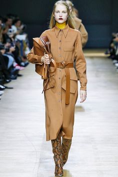 Autumn winter fashion trends 2018: Rochas's tan dress with brown leather accessories Winter 2024 Fashion, Emerging Designers Fashion, Tan Dress, Women Fashion Edgy, Fashion Trends Winter, 2017 Fashion Trends, Tan Dresses