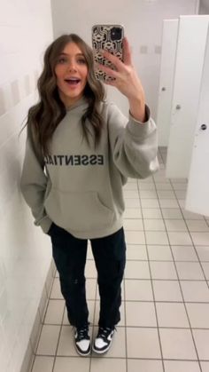 Simple Outfits For School, Casual Preppy Outfits, Outfit Inspo Casual, Trendy Outfits For Teens, Cute Lazy Day Outfits, Casual School Outfits, Cute Preppy Outfits, Foto Ideas Instagram, Cute Comfy Outfits