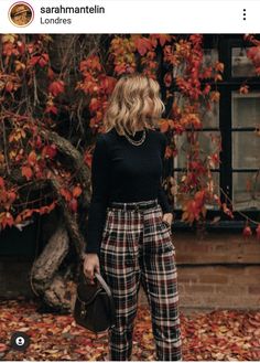 Estilo Academy Dark, Retro Winter Outfits, Sarah Mantelin, Romantic Academia Aesthetic Outfit, Academia Moodboard, Romantic Academia Aesthetic, Killer Costume, Dark Academia Things, Dark Academia Moodboard