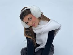 Simplicity Unisex Warm Faux Furry Winter Outdoor EarMuffs Foldable Ear Warmer, Winter ootd with fluffy tesdy jacket, ear muffs wbd white fluffy mittens, his fluffy winter ear warmer is foldable, Easily fold and fit into a bag, Compact and convenient to store away. Go anywhere-Fit in a pocket or bag when you're not wearing them! So you will never have to worry about losing them Winter Outfits Black Women, Winter Going Out Outfits, Go Out Outfit Night, Looks Adidas, 00s Mode, Stile Blair Waldorf, Winter Outfits Snow, Adrette Outfits, Snow Photoshoot