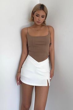 Asymmetrical Casual Summer Crop Top, French Woman Style, Thigh Skirt, Vest Tops, Cloth Design, Ideas De Outfits, Dress Women Elegant, Baddie Fits, Woman Style