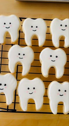 Dental Booth Ideas, Tooth Decorations, Dentist Graduation Party Ideas, Dental Graduation Cakes, Tooth Party