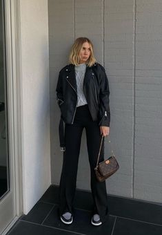 Oversized Leather Jacket Outfit, Biker Jacket Outfit Women, Womens Leather Jacket Outfit, Oversize Jacket, Work Outfit Ideas, Jacket Outfit Women, Winter Fashion Outfits Casual, Stylish Work Attire, Leather Jacket Outfits